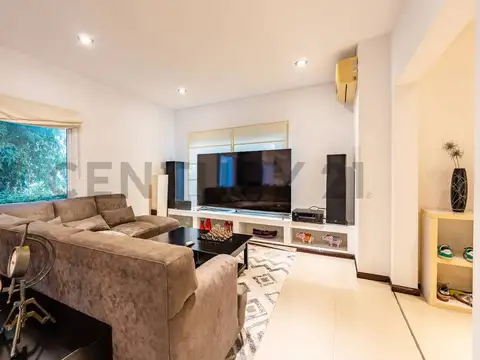 Casa en Venta con 3 cocheras