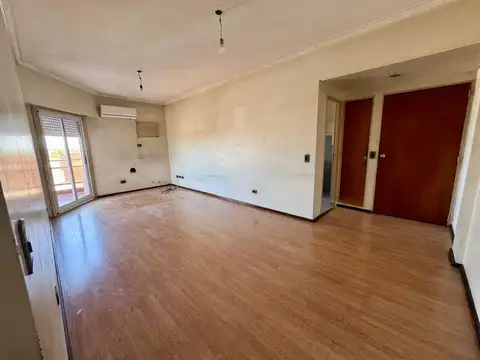 Amplio departamento 2 ambientes con balcón   en alquiler   San Justo Centro