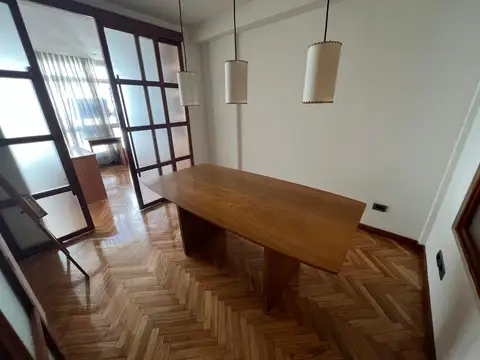 EXCELENTE OFICINA AL FRENTE - EQUIPADA CON AMPLIOS ESPACIOS DE GUARDADO