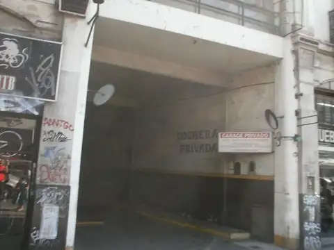 COCHERA FIJA CUBIERTA EN RIVADAVIA AL 3700 - 12 M2
