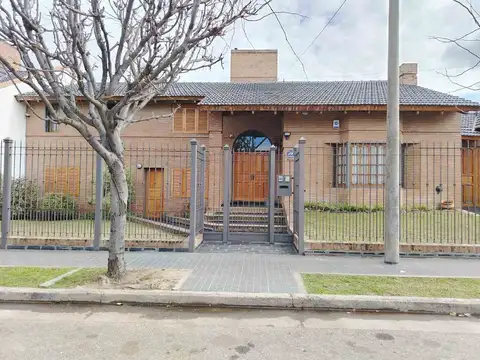 CASA DE CATEGORIA MÁS DEPARTAMENTO EN URCA