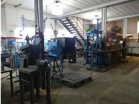 GALPON 275 M2 P.B. MAS ENTREPISO 100 m2