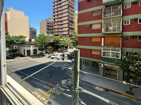 Alquiler departamento 2 ambientes al frente con balcón