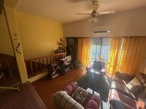 Venta de casa tipo PH en primer piso por escalera en Wilde