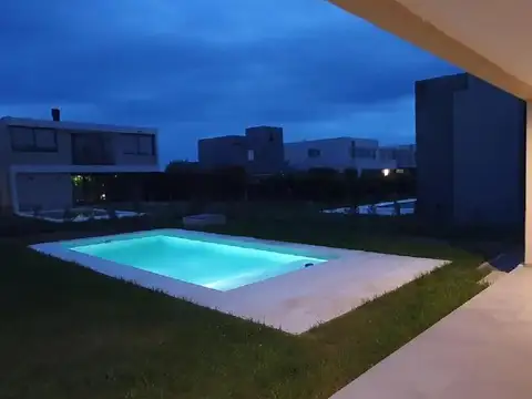 Casa en Alquiler con 3 cocheras