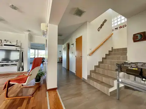 Casa 7 ambientes con 2 baños