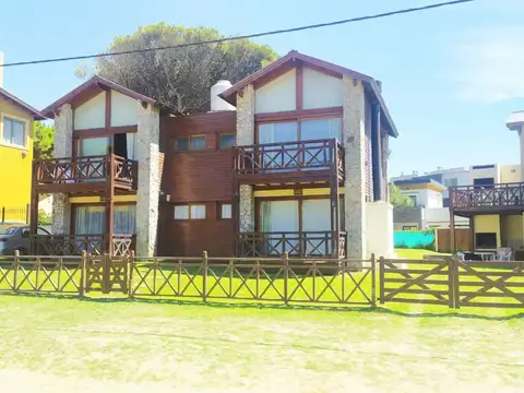 Oportunidad  Casa en Barrio Norte 3 amb en 2 plantas, a pas