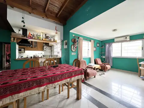 Casa 10 ambientes con 4 baños