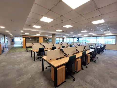 Oficina equipada con mobiliario - Lista para ocupar