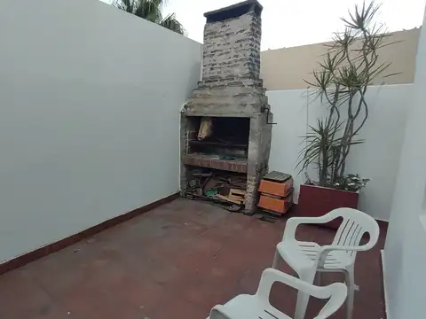 Muy lindo PH, muy luminosa con patio y parrilla. Sin expensas. A metros de Av. Maipú