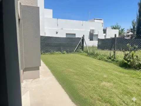 Casa en Alquiler con 1 cochera