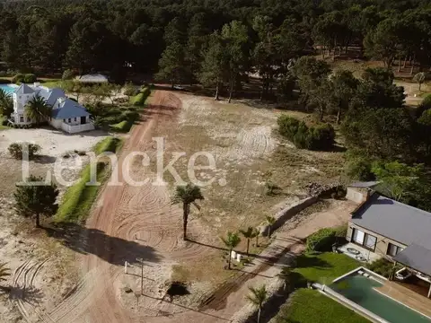 Venta de Lote en Barrio Privado El Faro de Carmelo, 9631 m2 en primera fila frente a la playa.