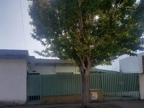 Casa de 3 ambientes mas depto 2 ambientes al fondo ideal 2 familias o quincho