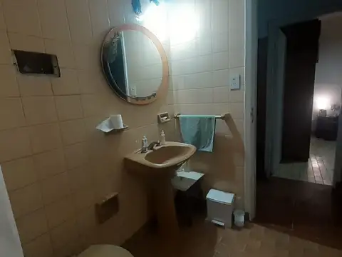 Casa de 3 ambientes mas depto 2 ambientes al fondo ideal 2 familias o quincho