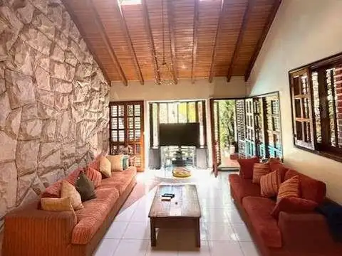 Casa 6 ambientes con 3 baños