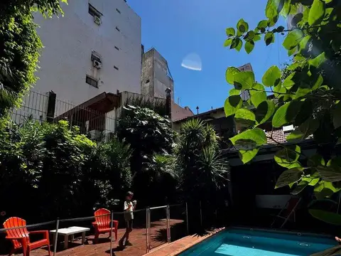 Casa de 6 ambientes con cochera doble y jardín con pileta