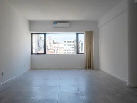 Monoambiente amplio y luminoso en Recoleta, en Marcelo T. de Alvear y Talcahuano.