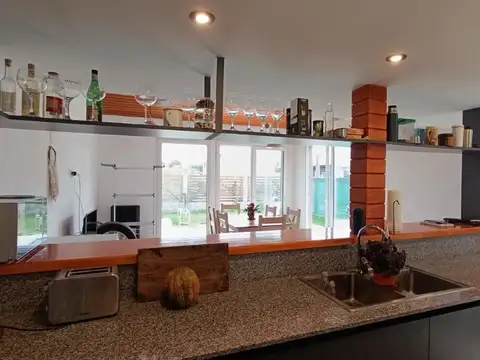 DUPLEX EN ALQUILER PERMANENTE, TRES AMBIENTES.