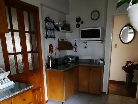 Depto. 4 amb. al frente con balcón y cochera