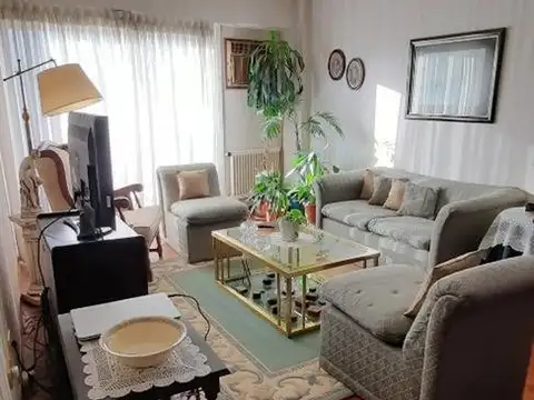 Depto. 4 amb. al frente con balcón y cochera