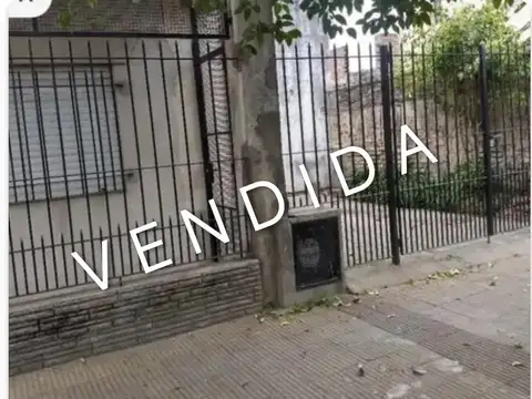 CASA DE 3 AMBIENTES - LOTE PROPIO a mts de 25 de mayo A RECICLAR