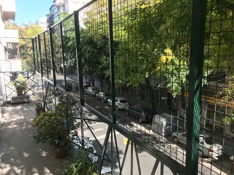 2 ambientes totalmente reciclados al frente con balcón