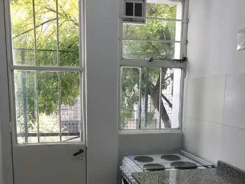 2 ambientes totalmente reciclados al frente con balcón