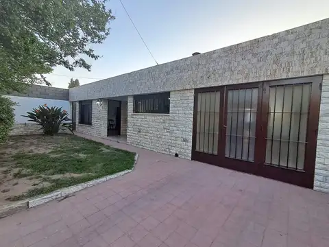 TRES DORMITORIOS MAS DEPENDENCIA Y QUINCHO   GRAN PATIO