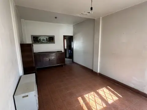 CASA 3 AMB. EN ESQUINA CON  GARAJE CUB. PATIO Y TERRAZA