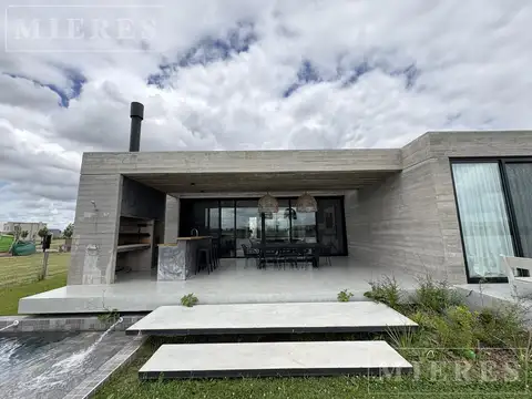 Casa 5 ambientes con 2 baños