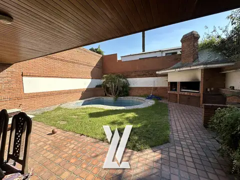 Casa 6 ambientes en venta Bernal centro