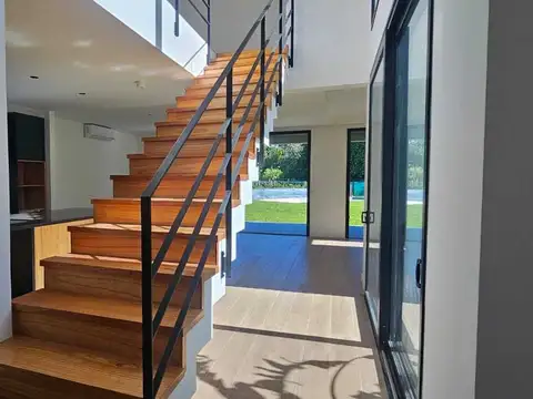 Casa en Venta con 3 cocheras