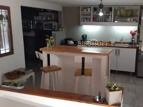 CASA 4 AMBIENTES MAS DEPARTAMENTO 2 AMBIENTES.