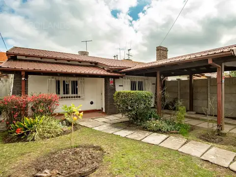 Venta Casa tipo chalet, 3 amb, con Patio y Jardín