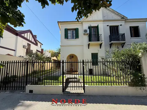 VENTA  • CASA • 4 AMBIENTES  • PATIO • COCHERA  • PISCINA