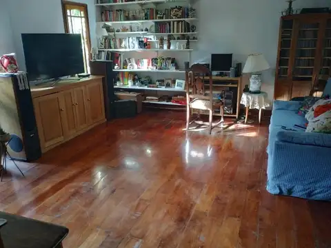 CASA DE ESTILO DE 3 AMBIENTES CON COCHERA Y JARDIN