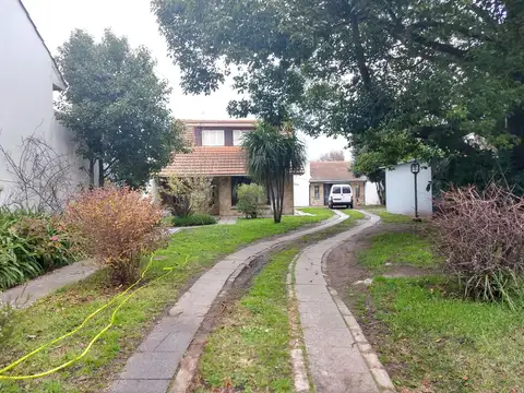 Chalet sobre importante lote, con factibilidad de desarrollo, en barrio San José.
