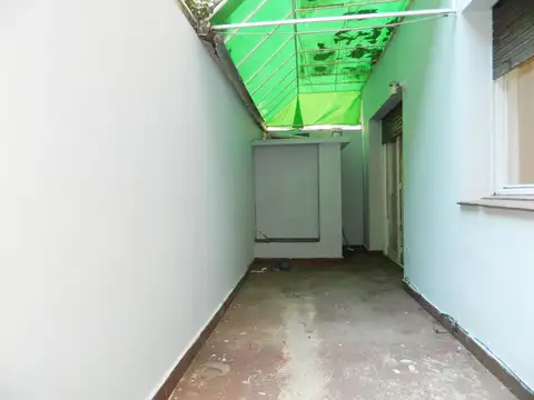 Departamento 2 ambientes con patio cubierto a pasos de Avda Callao y Corrientes