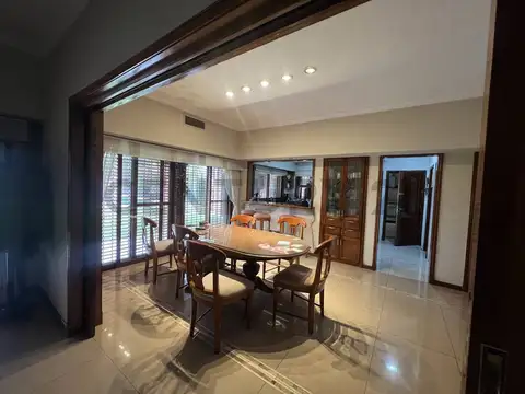 CASA EN VENTA DE 6 AMBIENTES - PISCINA, QUINCHO Y GRAN PARQUE – MONTE GRANDE