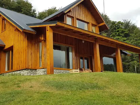 Casa sobre amplio terreno en venta - Villa La Angostura con vista a lago y montaña