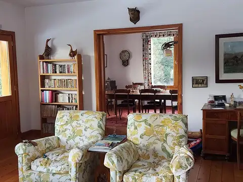 Casa sobre amplio terreno en venta - Villa La Angostura con vista a lago y montaña