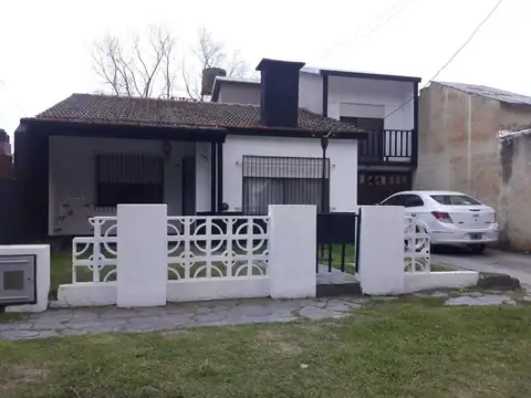 Casa en venta - 4 dormitorios 3 baños - 220mts2 - Santa Teresita