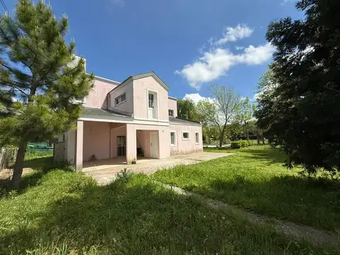 Dos Casas con Pileta sobre un Lote de 1.525 m² en Barrio Parque La Verdad – Ideal para Inversión o Vivienda Multifamiliar