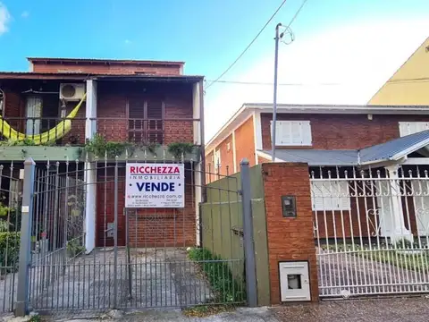 DUPLEX CUATRO AMBIENTES CON COCHERA - EXCELENTE UBICACION