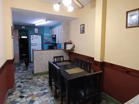 VENTA EN FLORES CASA 5 AMB C/GARAGE P/75 VEHICULOS