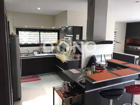 Casa 4 ambientes con 4 baños