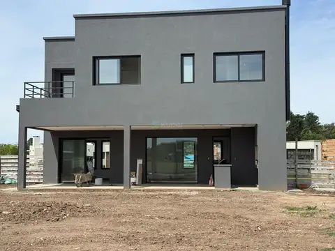 BARRIO SAN PABLO, VENTA CASA 3 DORMITORIOS Y ESCRITORIO .