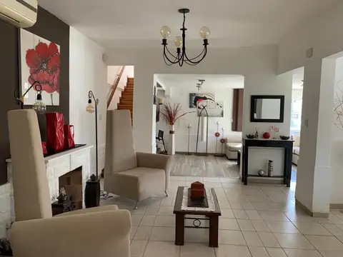 Casa en Venta con 2 cocheras