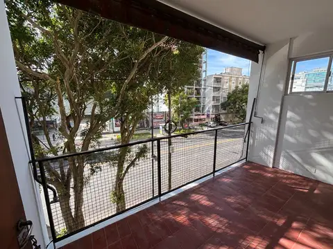 Reciclado a nuevo! Lindo departamento de tres dormitorios cerca del rio.