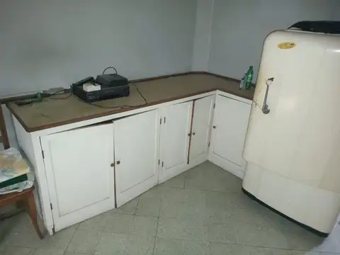 Espectacular propiedad de 2 locales en PB de 85 y 18 m2 c/u + Depto de 4 AMB de 206 m2 totales en PA